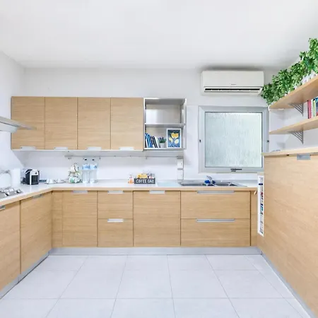 Lägenhet Spacious Coastal Home- Work & Family Friendly