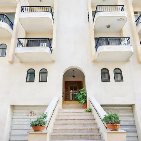 Spacious Coastal Home- Work & Family Friendly St. Julian's