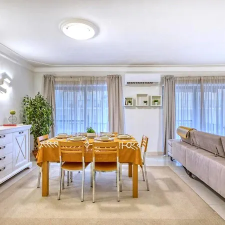 Spacious Coastal Home- Work & Family Friendly شقة *