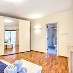 Spacious Coastal Home- Work & Family Friendly 아파트 Saint Julian's