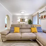 아파트 Spacious Coastal Home- Work & Family Friendly *