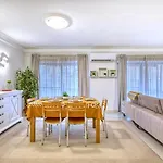 Spacious Coastal Home- Work & Family Friendly 아파트 *