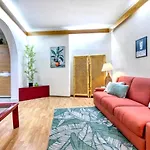 Spacious Coastal Home- Work & Family Friendly 아파트