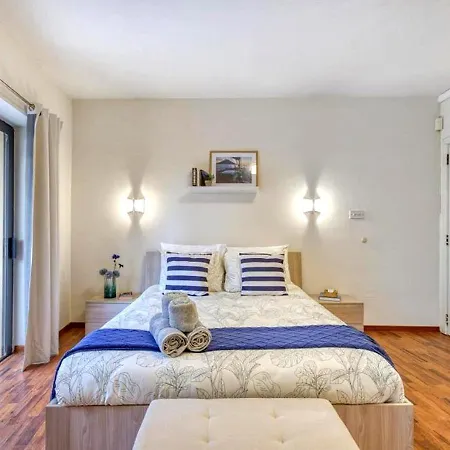 Spacious Coastal Home- Work & Family Friendly Διαμέρισμα *